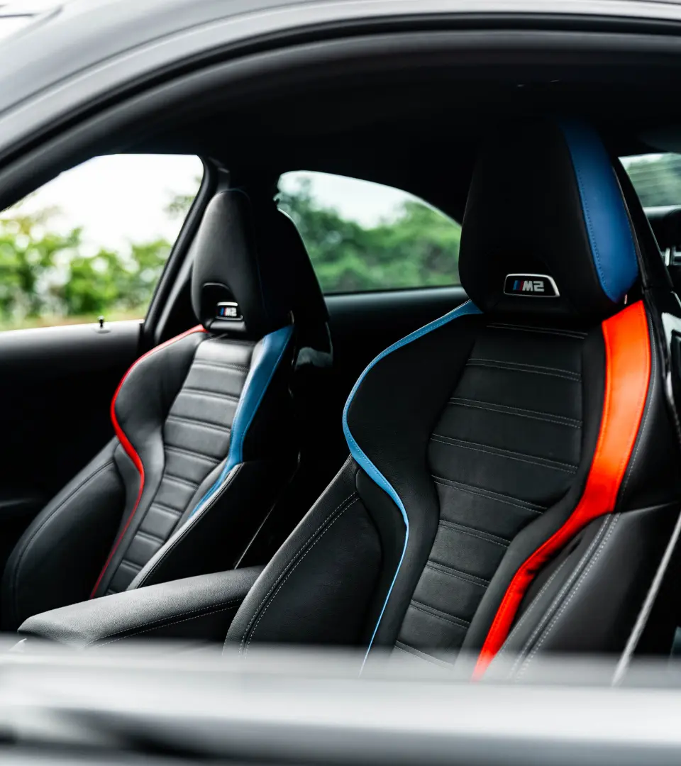 2025-bmw-m2-mode-design-interior-cabin-4_q75